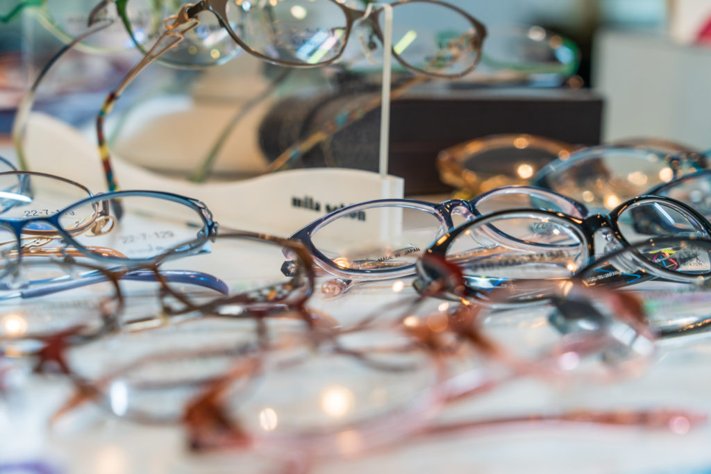 JINSと他のアイウェアのバイトの比較